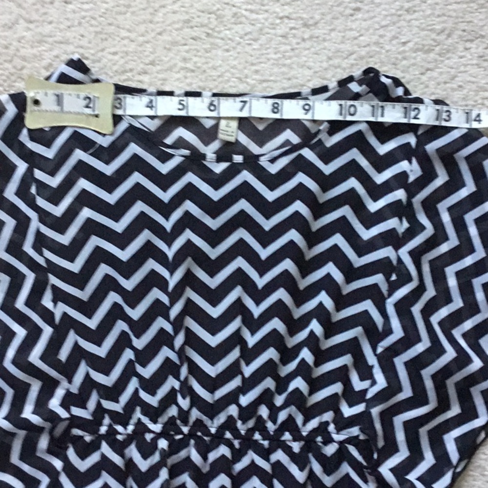 Girls Large chevron pattern black & white blouse - Picture 7 of 7